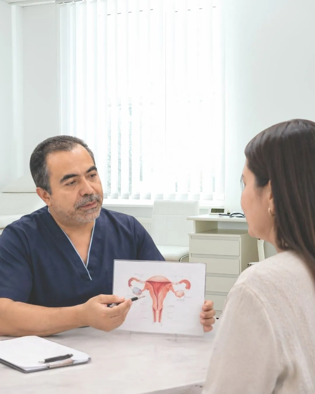 El Dr. Héctor Salgado explicando un diagnóstico a una paciente en consulta